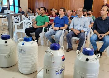 Secretaria da Agricultura entrega 2.604 doses de sêmen para melhorar potencial genético do rebanho bovino leiteiro no Estado