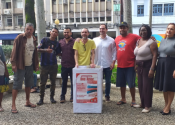 Pessoas em situação de rua recebem donativos da Campanha do Agasalho da SEDH