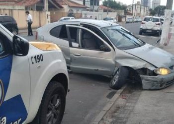 Homem dirigindo carro sob efeito de bebida alcoólica e sem carteira, bate em dois veículos e sobe em calçada no bairro Colina, em Linhares
