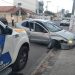 Homem dirigindo carro sob efeito de bebida alcoólica e sem carteira, bate em dois veículos e sobe em calçada no bairro Colina, em Linhares