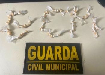 Guarda Civil Municipal apreende mais de 50 pedras de crack escondidas embaixo de lajota