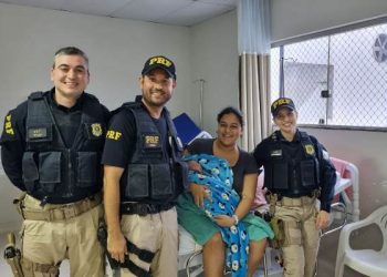 Equipe da PRF de Linhares-ES, realiza parto dentro de veículo na BR 101