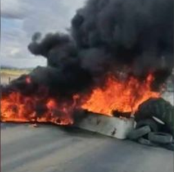 Manifestantes fecham rodovia após morte de dois adolescentes em confronto com a Polícia, no interior de São Mateus