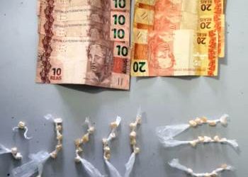 Elemento em atitude suspeita é abordado pela PM e pedras de crack são apreendidas