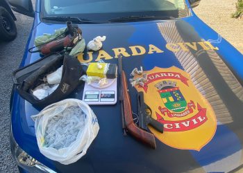 VÍDEO – Casal com duas crianças, entre elas uma de 4 anos de idade, é flagrado com arma de fogo e drogas em praça de Linhares