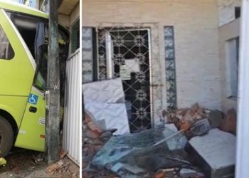 VÍDEOS – Ônibus sem motorista desce rua e atinge residência em Linhares-ES