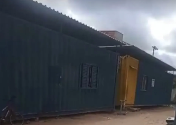Alunos estudam há mais de um ano em contêineres usados como salas de aula improvisadas em escola de Linhares-ES