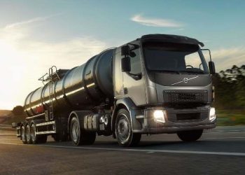 Greve de motoristas de caminhão tanque paralisa transporte de combustíveis no ES