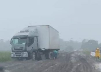 VÍDEO – Rodovia ES 248, que liga Linhares a Colatina está totalmente interditada, na noite desta terça-feira (25)