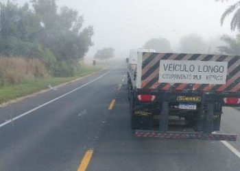ATUALIZAÇÃO COM VÍDEO – Carreta bitrem carregada com eucalipto tomba, em Conceição da Barra e trânsito na BR 101,fica interditado
