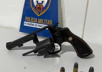 Adolescente de 17 anos chega em casa armado e mãe chama a polícia