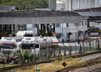 Motoristas de caminhão-tanque aceitam proposta e encerram greve no ES