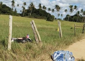 ATUALIZAÇÃO – Motociclista morre após veículo colidir em cerca na estrada de chão, na região do Degredo, interior de Linhares