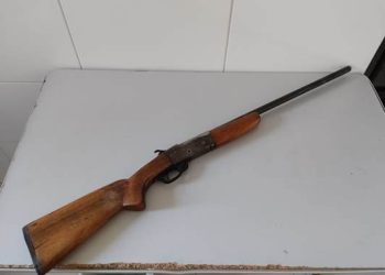 Denúncia de fabricação irregular de arma de fogo em Linhares. Um suspeito foi levado para a delegacia