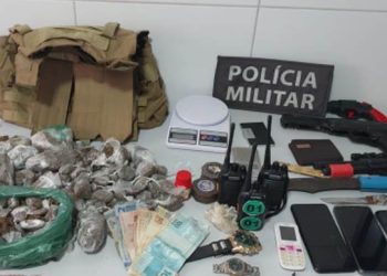 LINHARES – Polícia apreende grande quantidade de maconha, rádios comunicadores, simulacros, vários objetos utilizados para o tráfico. A lista é extensa
