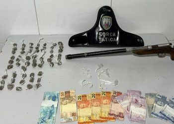 Arma de fabricação artesanal e drogas são apreendidas pela Força Tática no Planalto, em Linhares