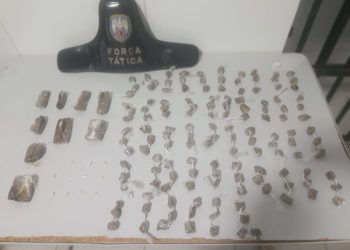 Força Tática apreende drogas escondidas em meio à entulhos