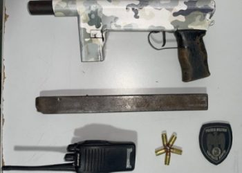 PM apreende menor de idade com submetralhadora e rádio comunicador no Jocafe 2, em Linhares