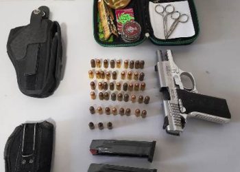 Apreensão de pistola, munições, kit de embalo de drogas e um suspeito detido, durante blitz na ES 358, em Linhares