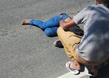 VÍDEO – Mulher é atropelada por caminhão na via lateral da BR 101, em Linhares. O estado dela é grave