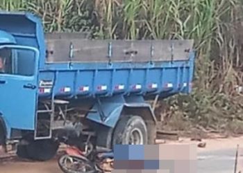 Acidente entre caminhão e motocicleta deixa uma pessoa morta e outra ferida, em rodovia no interior de Linhares