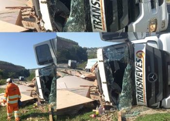 VÍDEO – Carreta que transportava MDF tomba, no “Assombro” e motorista é socorrido e levado para hospital, em Linhares