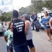 VÍDEO – A sexta-feira foi de protesto contra retirada de ensecadeira no rio Pequeno, em Linhares. Fundação Renova diz que cumpri decisão judicial