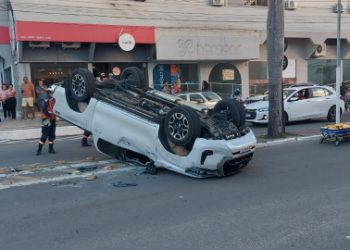 VÍDEOS – Hilux capota no centro da cidade após colidir com caminhão