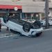 VÍDEOS – Hilux capota no centro da cidade após colidir com caminhão