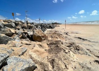 Governo do Estado autoriza estudos e contratação de obras para conter erosão nas praias do Norte capixaba