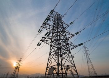 Companhia é condenada a restabelecer energia em imóvel e a indenizar consumidora