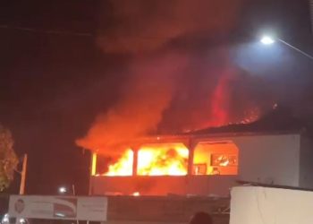 VÍDEOS –  Fogo destrói mercearia em Dom Orione, interior de Linhares