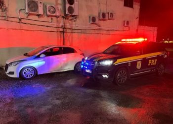 PRF recupera HB20 roubado, durante fiscalização, em Linhares