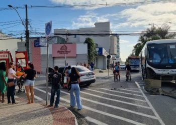 Colisão entre ônibus e automóvel, no centro de Linhares