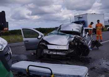 ATUALIZAÇÃO – Pastor e filha morrem e esposa fica ferida em acidente entre dois caminhões e automóvel na BR 101 próximo a Jacupemba
