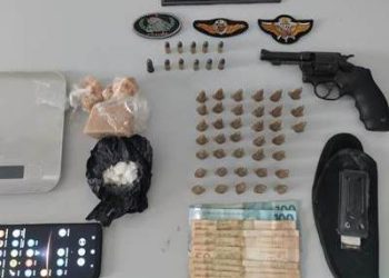 Através de denúncia, Polícia Militar apreende arma de fogo, munições, dinheiro e drogas no Interlagos, em Linhares
