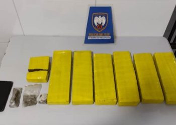 Dupla é flagrada com cerca de 5 quilos de maconha dentro de veículo, em bairro de Linhares