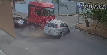 VÍDEOS FLAGRANTES – Colisão entre automóvel e carreta deixa condutor preso às ferragens