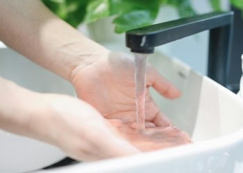 Companhia de saneamento deve indenizar moradora que recebeu água imprópria para consumo