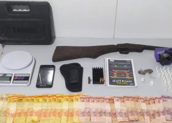 Menino de 14 anos é apreendido pela PM, em Sooretama, suspeito de tráfico de drogas. A Polícia ainda apreendeu arma de fogo, munições, dinheiro e drogas