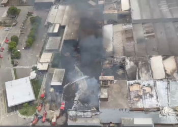 ATUALIZAÇÃO E VIDEOS – incêndio destrói fábrica da Cacau Show em Linhares