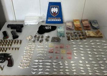 Polícia Militar apreende armas de fogo, munições, drogas e quase 3 mil reais, em dinheiro, nas proximidades do Tráfico do “Pé de Manga, em Bebedouro
