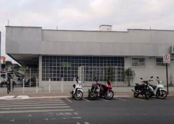 Indivíduo após ingerir bebida alcoólica, coloca fogo na casa e corta a mão da própria mãe