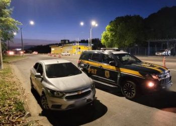 PRF recupera carro roubado, a apreensão foi  na localidade de Bebedouro, em Linhares-ES