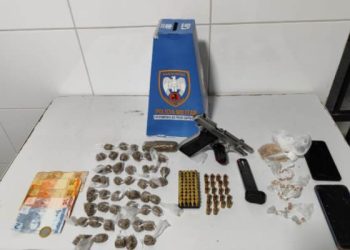 Dupla em Ford KA é flagrada com pistola, drogas e mais de 70 munições