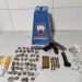 Dupla em Ford KA é flagrada com pistola, drogas e mais de 70 munições