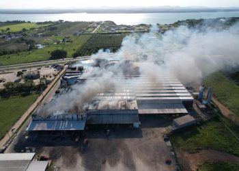 VÍDEOS – combate ao incêndio na Cacau Show  em Linhares durou toda a noite e já ultrapassou 24 horas