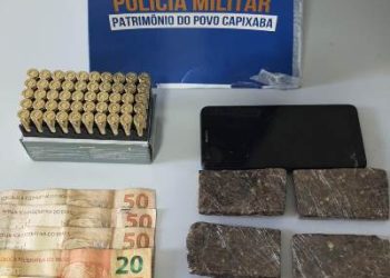Dupla é detida após ser flagrada com 8 tabletes de maconha e uma caixa de munições de 9mm, no bairro Aviso, em Linhares