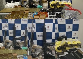 VÍDEOS – Polícia Militar apreende armas, mais de 8 mil munições e 41 kg de drogas no Morro Fruta Pão