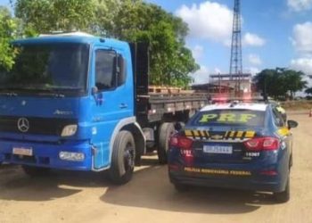 Policiais Civis de Linhares prendem sogra e genro, suspeitos de furtar carga de peças de sistema de energia solar. A “caminhoneira” simulou o roubo